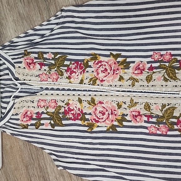 Andre By Unit Embroidered Top NWOT - Picture 2 of 8